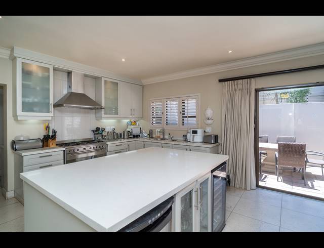 8 BEDROOM BED & BREAKFAST FOR SALE IN UMHLANGA CENTRAL